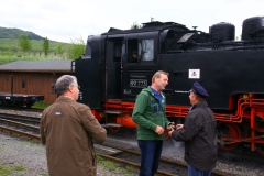 Stationsvorsteher h.c. Günter Sachse ist nicht mehr zu halten. Er will auf die Lok.